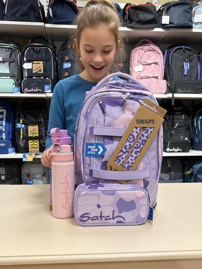 Satch Schulrucksack in Flieder mit Trinkflasche und Federpennal