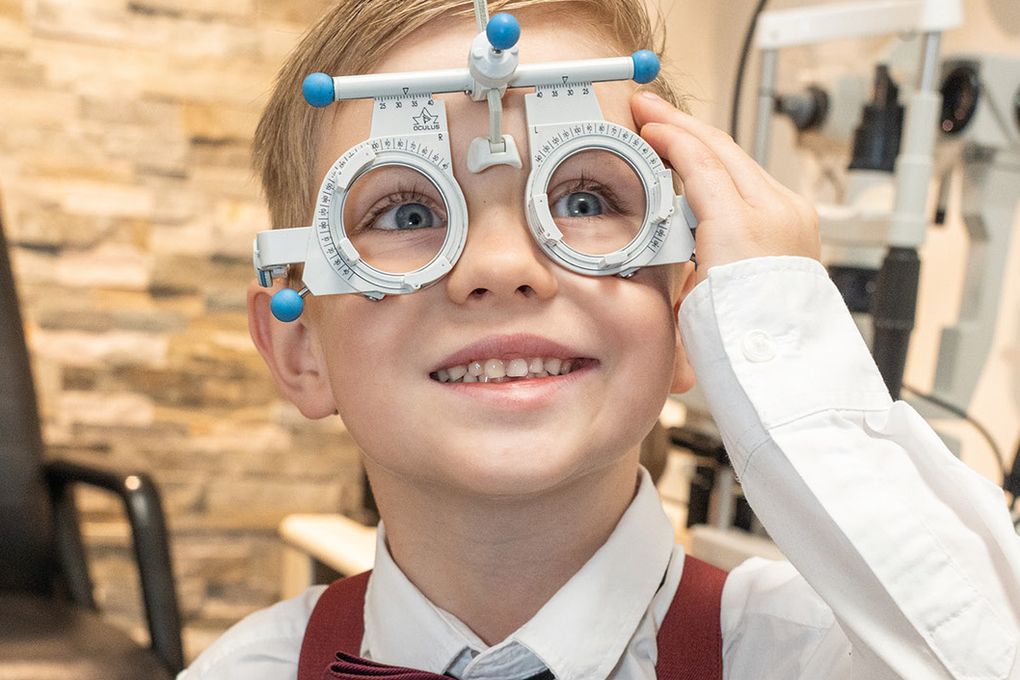 Kind beim Sehtest mit Messbrille bei Optik Spielhofer